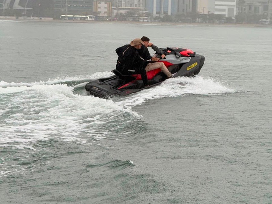 Jet ski em ação em frente a Balneário Camboriú