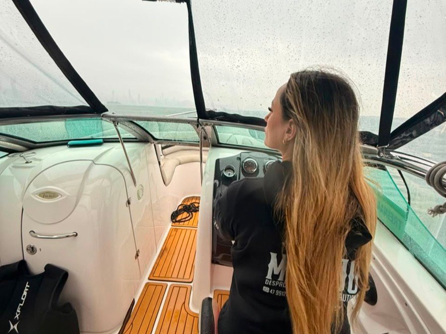 Navegação com vista para as ilhas da região