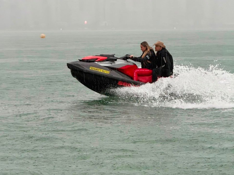 Jet ski com documentação em dia navegando pela região