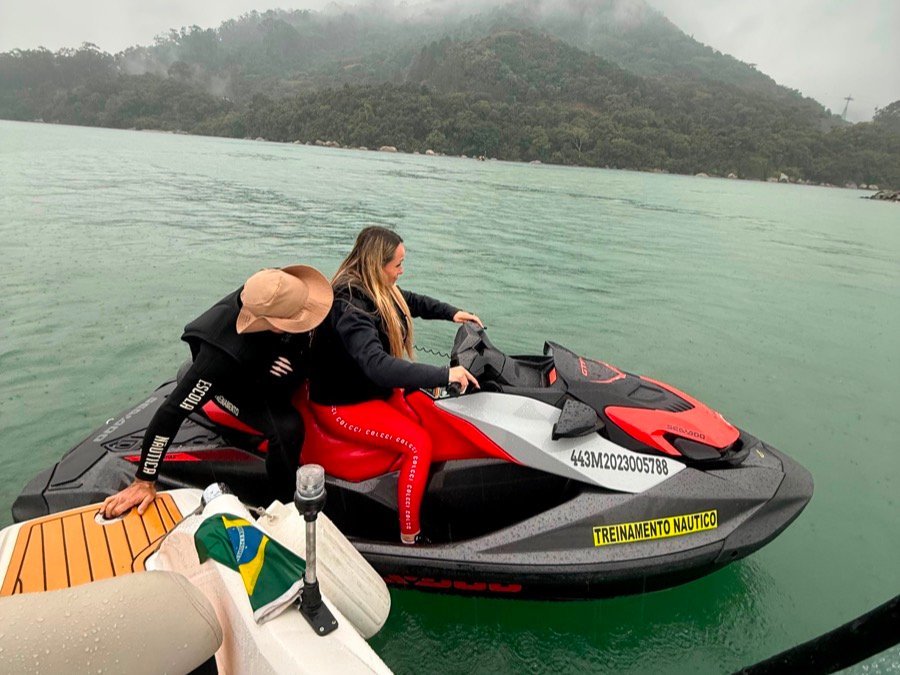 Jet ski em passeio pela costa da região